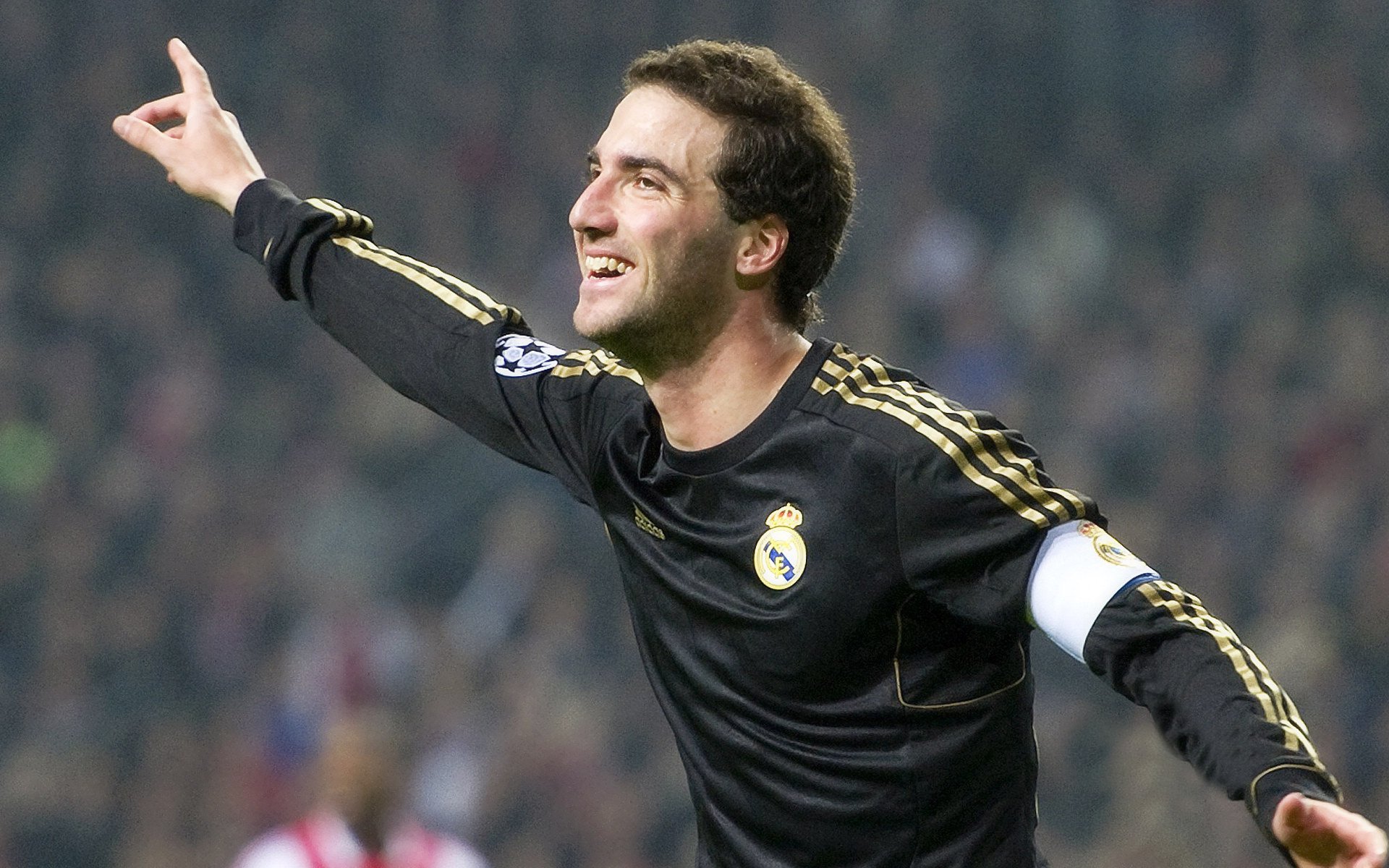 万米长跑决赛，莫桑比克选手突围夺金